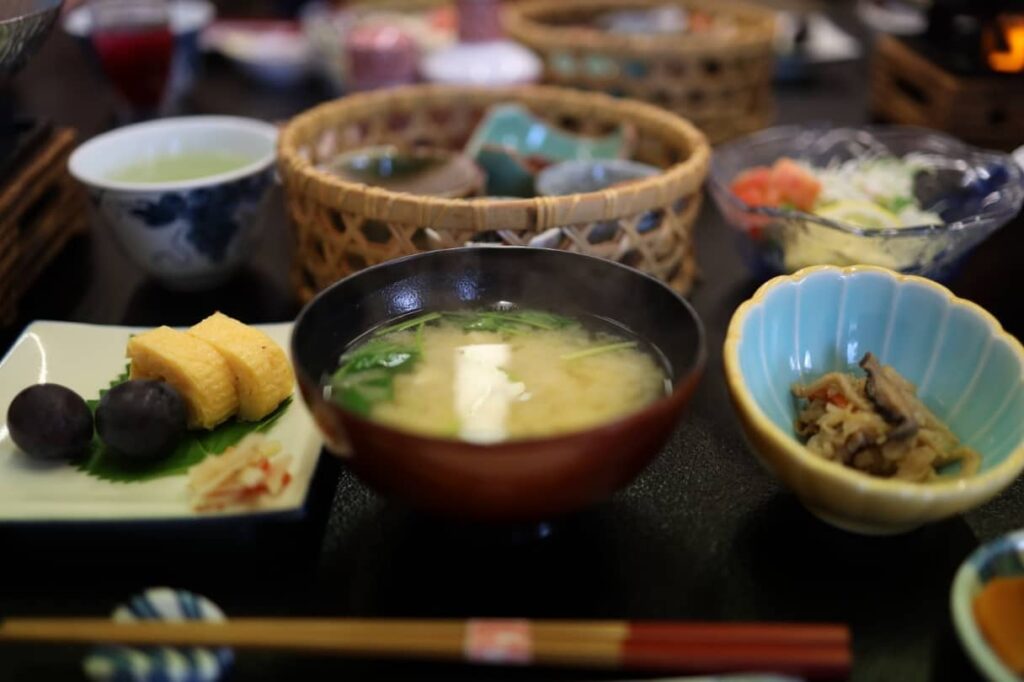 美里の朝食️サラダ🥗のドレッシングも手作り地元の椎茸を使った切り干し大根炊きたての小国米はもちもちおかわり無料地元の豆腐、こだわりの味噌を使ったお味噌汁沢山朝からしっかり食べてくださいphoto　by:　@me__.sato3