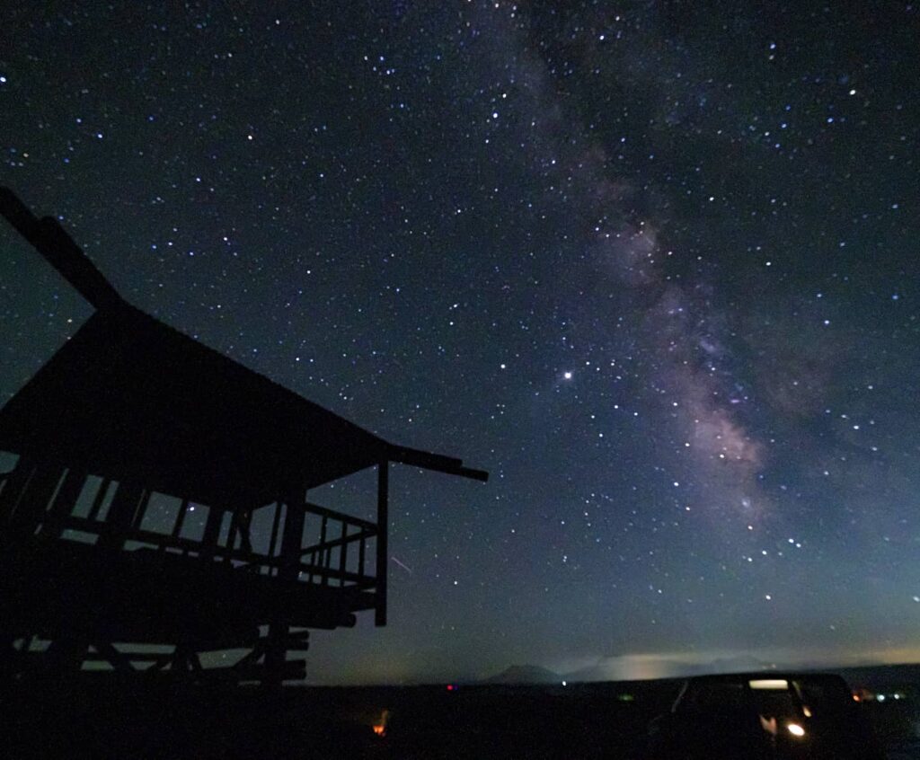 流れ星と天の川と阿蘇五岳来年は星空鑑賞ツアーが実施できるといいなぁと願いを込めて。