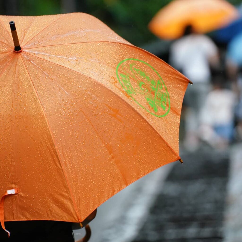 雨の日は宿泊者の方には無料で黒川温泉の傘を貸出ししております 日帰り入浴のお客様には、黒川温泉のふれあい広場駐車場にある風の舎にて、傘の貸し出しを行っております。