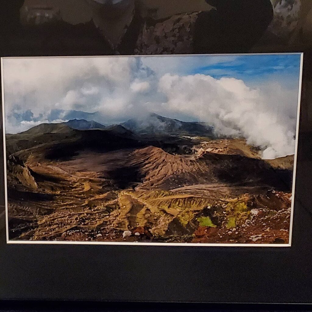 写真をスマホで撮りました登山家であり、写真家である、@yon_yon_4 さんの素晴らしい阿蘇の高岳からの写真を当館で飾らせていただいております質感や色もとって素晴らしくて雄大な地球の力を感じる阿蘇の風景これぞ阿蘇をたっぷり伝えるお写真です📸登らないと見れない世界荒々しい山肌、力強い噴煙、、、外輪山も見えていて、阿蘇の地形も分かります。