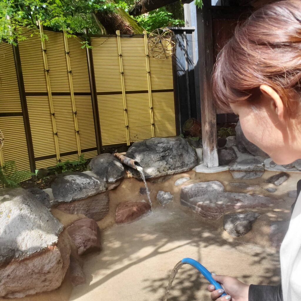 露天風呂掃除🧹木を切ったり草むしりしたり、草刈りしたり。