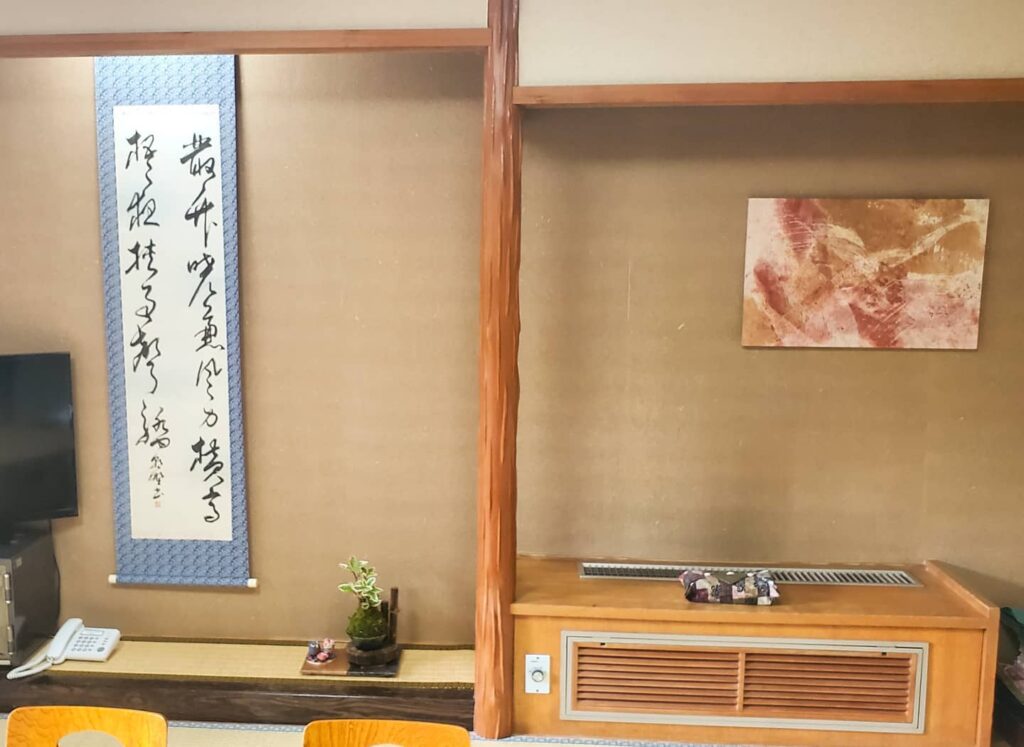 何部屋かは書の掛け軸を飾りました苔玉ほんと可愛いですみなこ先生の和紙の壁掛けと、私の作った幸せのふくろうの置物🦉私が作ったティッシュケース。