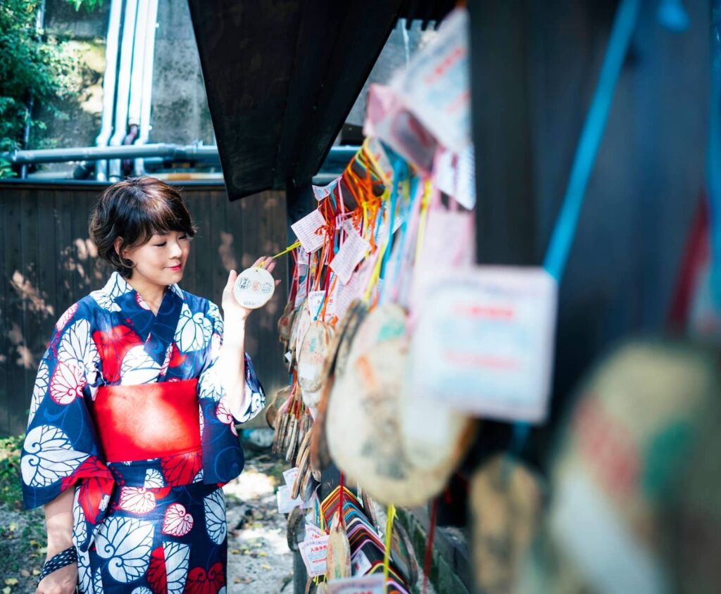 当館はいろんなお湯をめぐっていただく、入湯手形をおすすめしております️なぜなら、黒川温泉は泉質が7種類もあるので、せっかくなら当館の自慢の硫黄泉だけではなく、他の旅館の趣向を凝らした露天風呂や種類の違う温泉をお楽しみいただき、ご自分のお肌に合ったお湯や入り方で、温泉の効能を楽しんでいただきたいからです１つの温泉地でこれだけの種類のお湯を楽しめる温泉地はとても珍しいそうです。