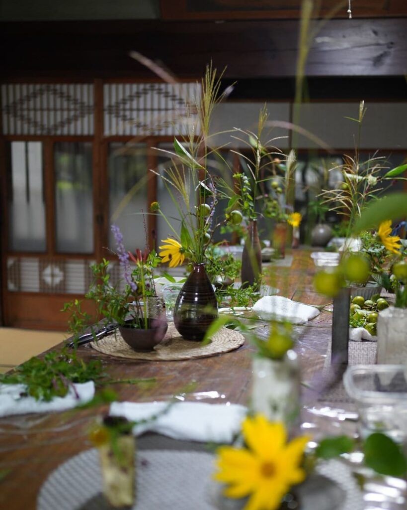 若女将の学びの時間️初めて「野の花　草心流　いけばな教室」へ、山河の若女将と参加させていただきました松村先生の室礼教室がきっかけで、お知り合いになれた廣石先生。