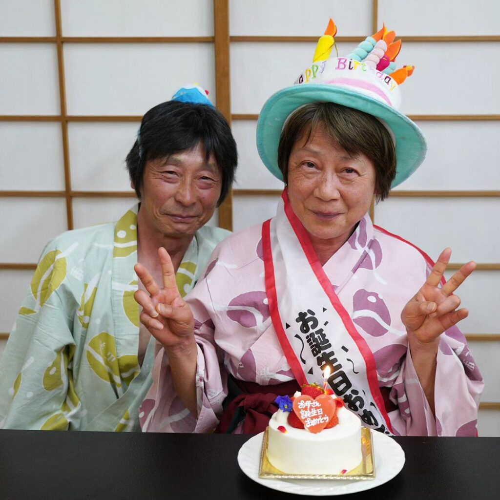 退職とお誕生日の記念旅行にご主人からサプライズケーキ三重県から船と車で長旅とのこと️お気をつけてお帰りください遠いし不便やからもうなかなか来れないわぁとおっしゃってましたが、、、またのお越しを心よりお待ちしております