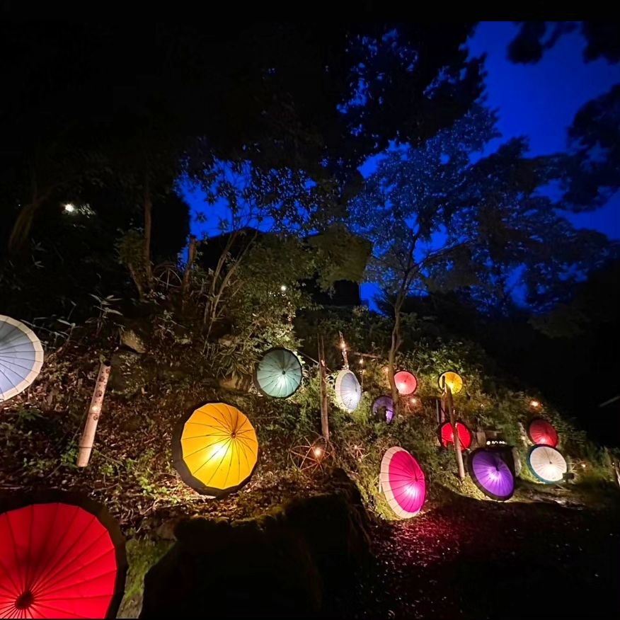 和傘ライトアップ　８月末まで始まっております☂️　雨なら雨でも楽しめるイベントとなっております期間:8月末ライトアップ時間;23:00まで。