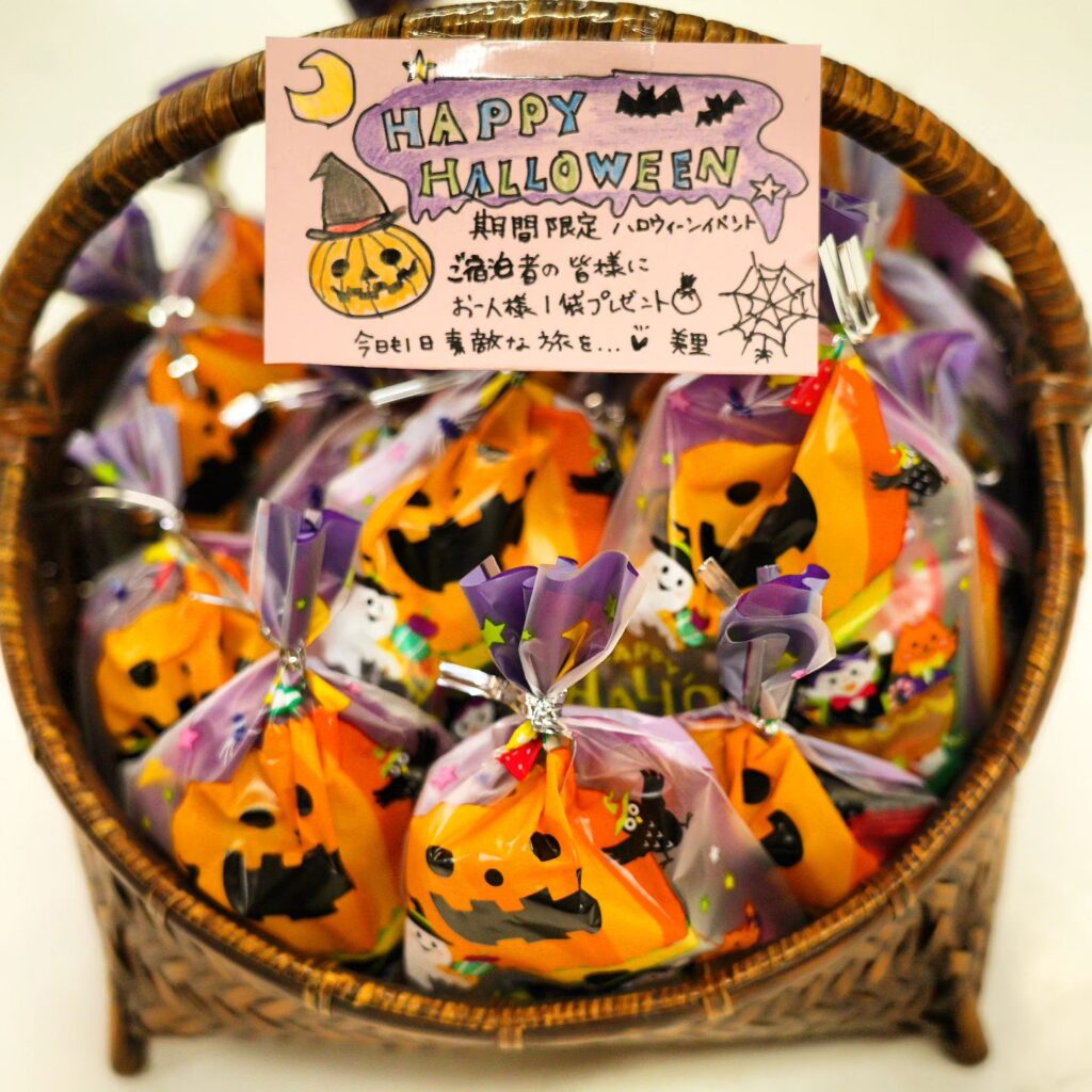 10/31はハロウィンということで、ご宿泊の皆様にちょっぴりお菓子のプレゼント