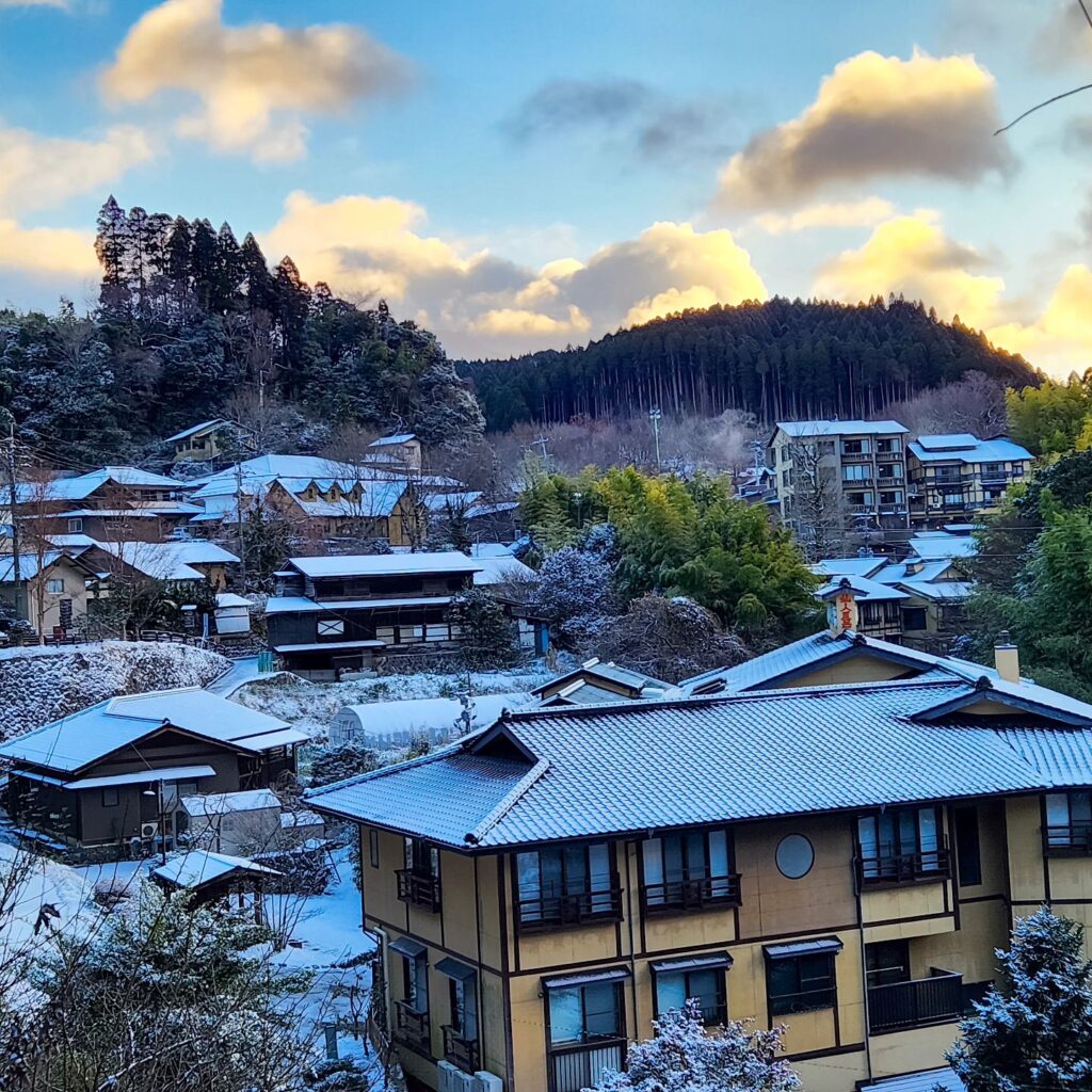 雪景色もなおよし️昨日の雪で遊で黒川温泉温泉街は白銀の世界へ寒いけど美しさと温泉のぬくもりをしびれるほど感じる１日️湯あかりも雪とあたたかな光でより幻想的南小国町役場周辺からチェーン必須です。