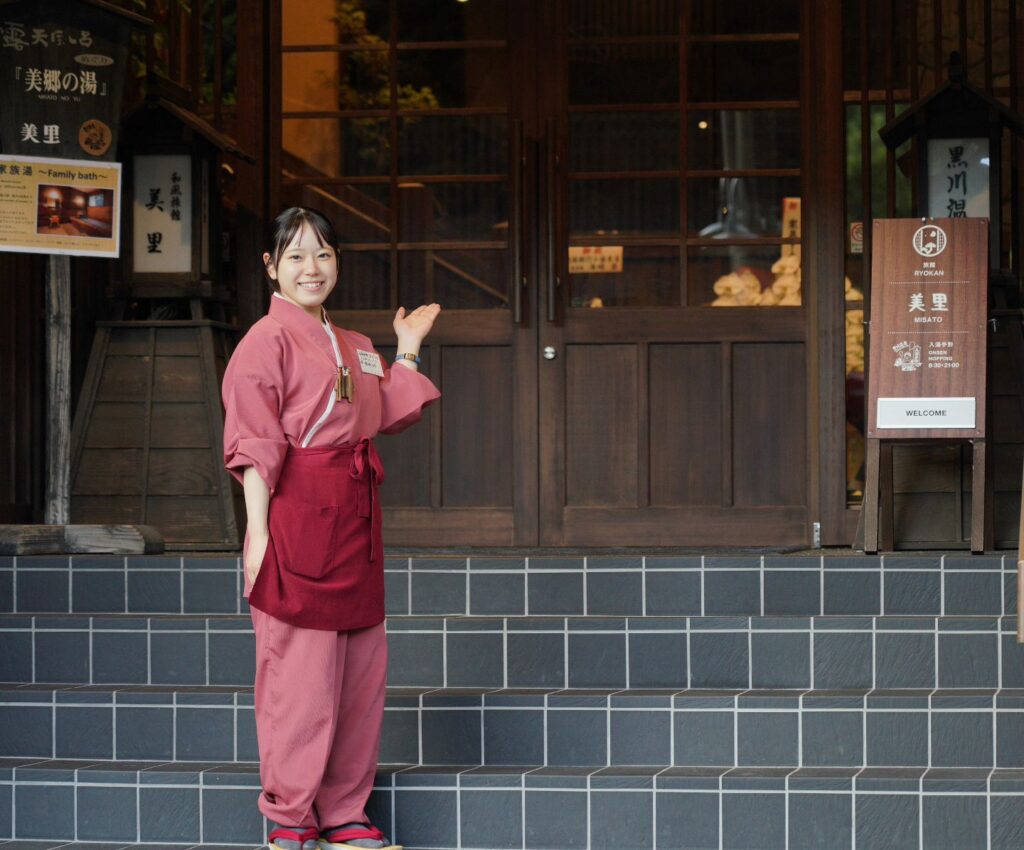 東京から大学生のこはるちゃんが、インターンシップに来てくれました️とっても可愛らしく笑顔がすてきで、語学も中国語と英語も勉強しているため、お客様とも英語でスラスラ会話ができてとても素敵でした️改めて私も大学時代に英語を専攻していたのに、かなり忘れてしまっていて中学生英語のレベルになっている自分が恥ずかしくなりました(笑)🤣しかし、何よりも大切なことは、「伝えようとする努力」や、「お客様とのコミュニケーションを楽しむ」ことや、「おもてなしの心」をお伝えできたかなと思います️また、美里という旅館はどんな旅館なのか、経営理念、経営方針、コンセプトはどのようなものなのか、お伝えすることで、我々も改めて向かうべき方向性を確認するいい機会となりました️入って間もない１年目の最年少のあやにお仕事を同行させたのも、あやの成長と改めて、美里での仕事の魅力を伝えるいい機会にもなりました本当に一生懸命頑張って教えてくれてありがとう️大役をこなしまたあやも成長できたと思います旅館の仕事のほんの１部しかお見せできませんでしたが、仕事を選ぶ際に、お客様に思い出作りをお手伝いするという、素晴らしいくやりがいのある仕事として、選択肢に入れていただけると嬉しいです。