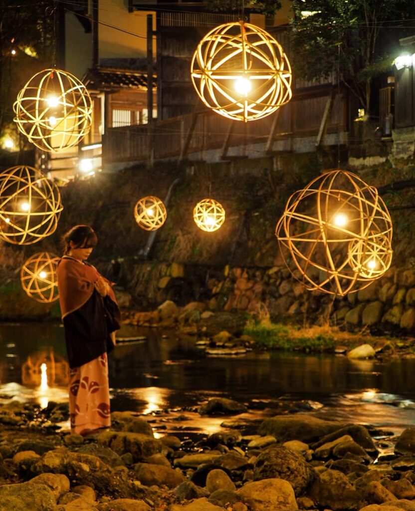 湯あかりも残すところわずかとなりました今月末までですあたたかくなってきたので、夜も比較的外にお散歩するのが苦にならなくなりました素泊まりプランが、学生さんに大人気先日半分以上のお客様が20代でした卒業旅行シーズンですね️ 春は出会いと別れの季節素敵な思い出を黒川温泉旅行でたくさん作ってくださいね️ …