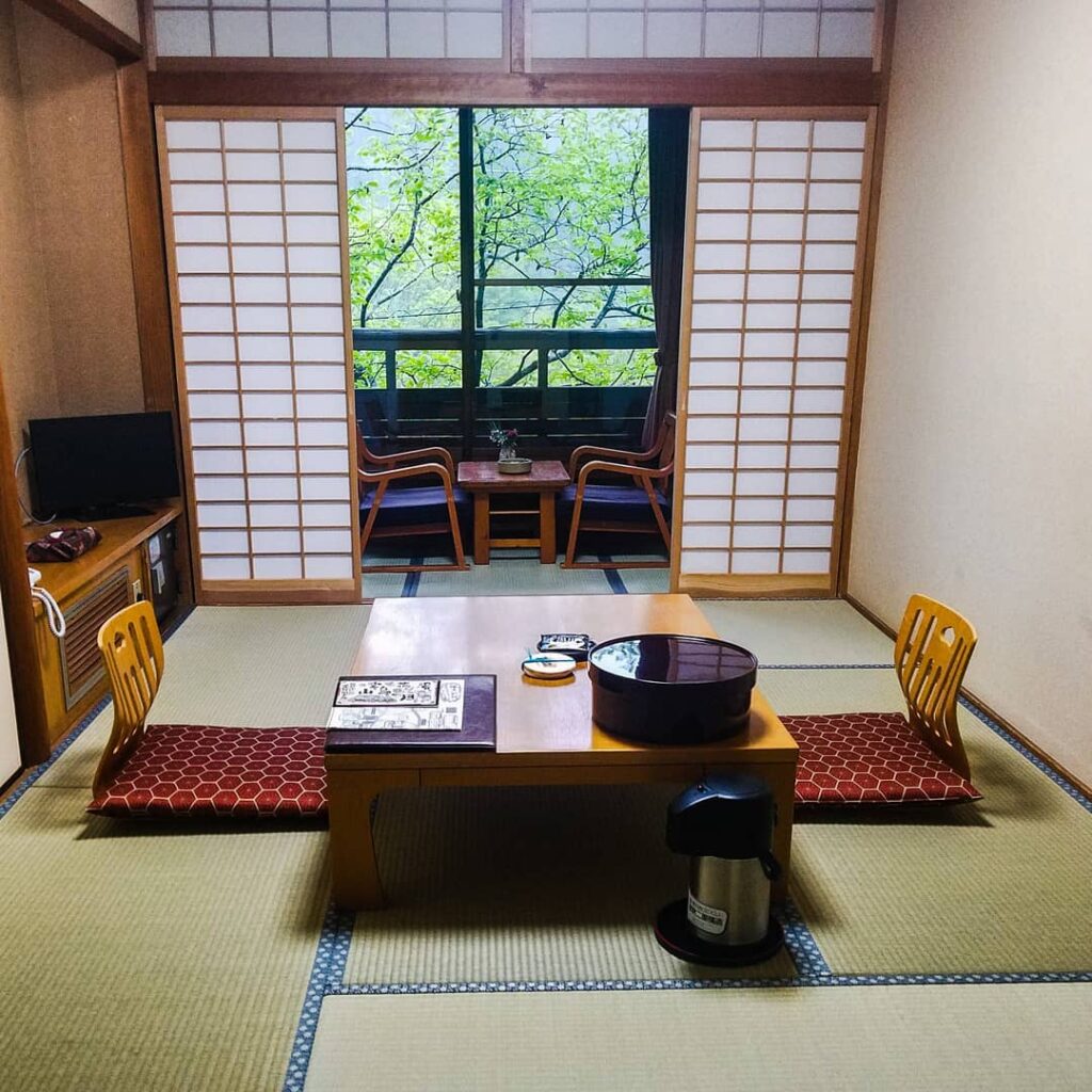 雨の日の緑の景色がよりいっそう美しく見える気がします思わず窓フレームから見えた緑の美しさに写真をスマホでゴールデンウィーク期間中はあちこち混雑が予想されますお気を付けてお越しください️