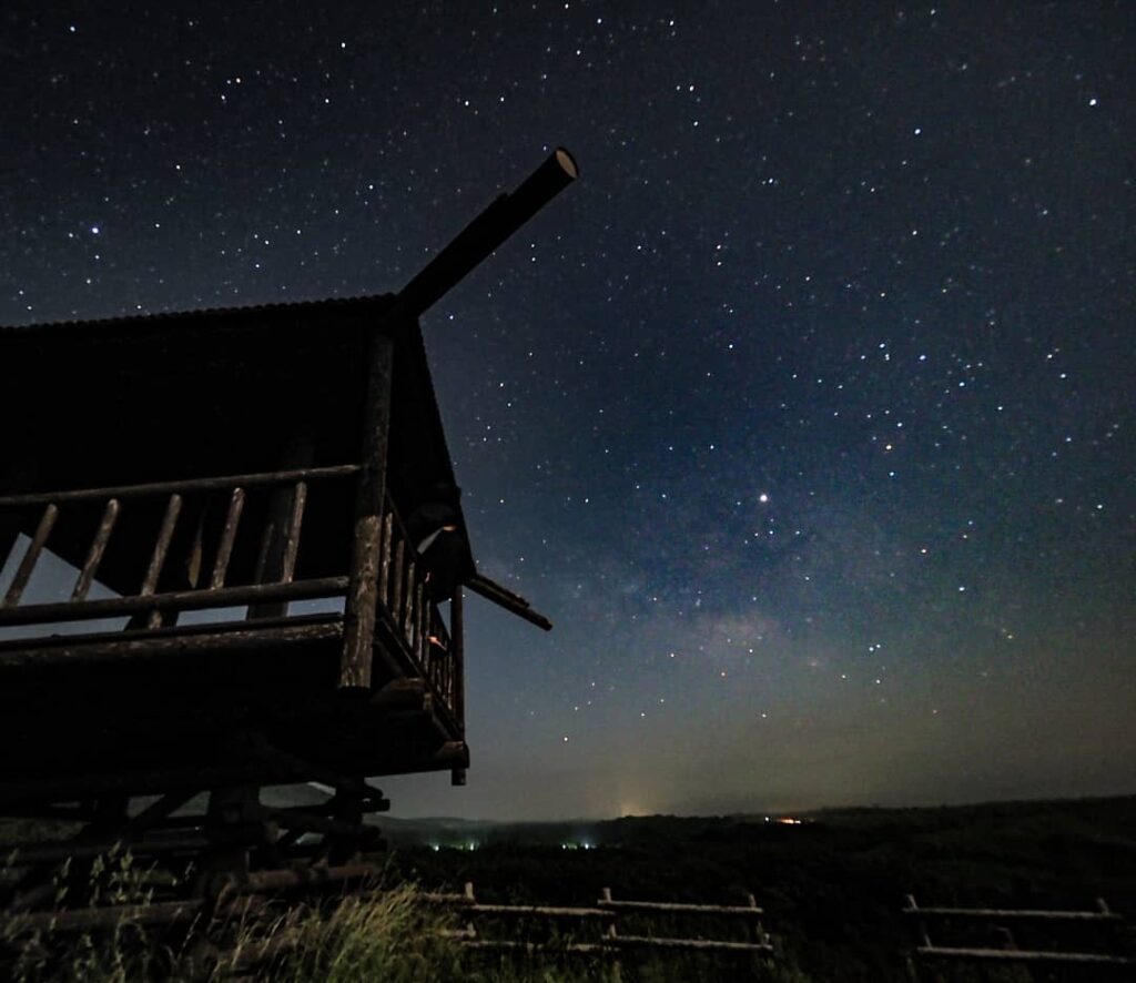 天の川が撮れましたこの日は月明かりがあり明るすぎてあまり星が見れませんでしたまたリベンジして皆さんにも黒川温泉からの星空を見ていただきたいですこの建物には鐘があって、鳴らすと幸せになるとか。